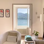فيلة Stunning Facing Lake, *