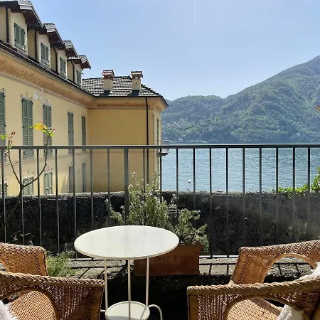فيلة Stunning Facing Lake, *