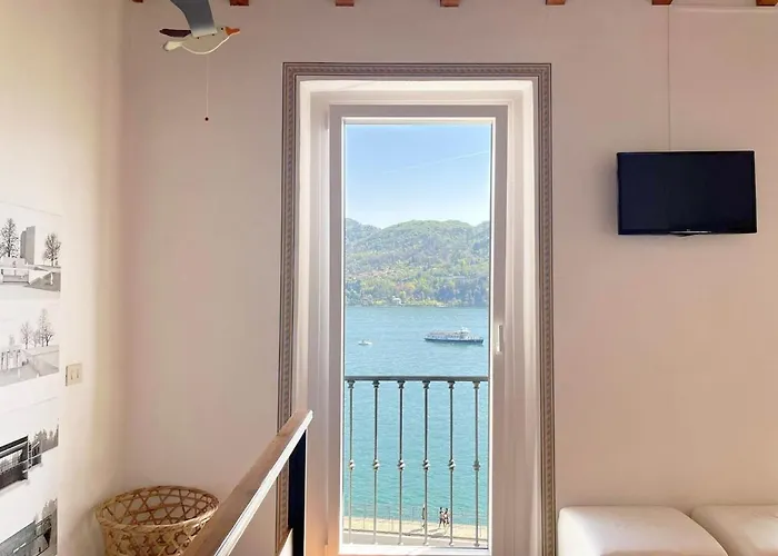 Stunning Facing Lake, فيلة *