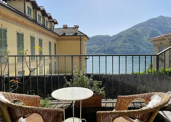 فيلة Stunning Facing Lake, *