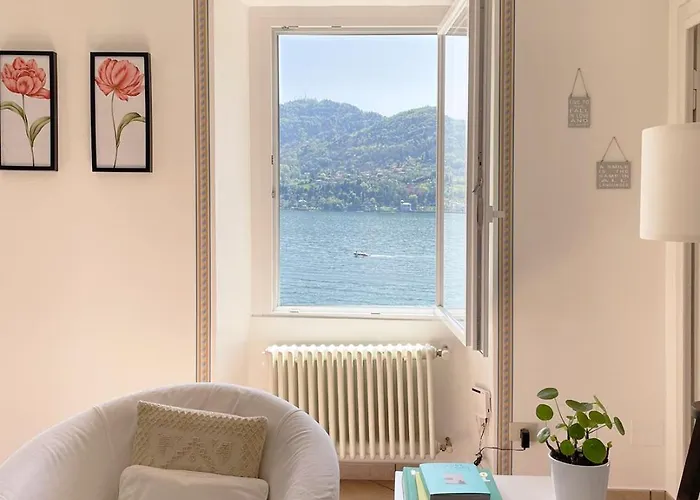 فيلة Stunning Facing Lake, *