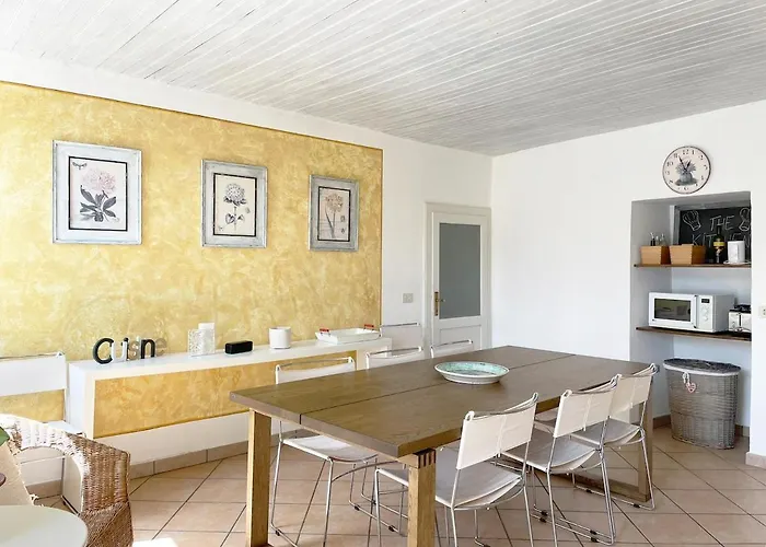 Stunning Facing Lake, Villa