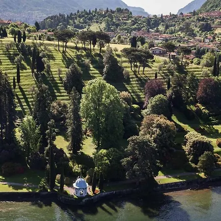 Stunning Facing Lake, וילה טרמצו